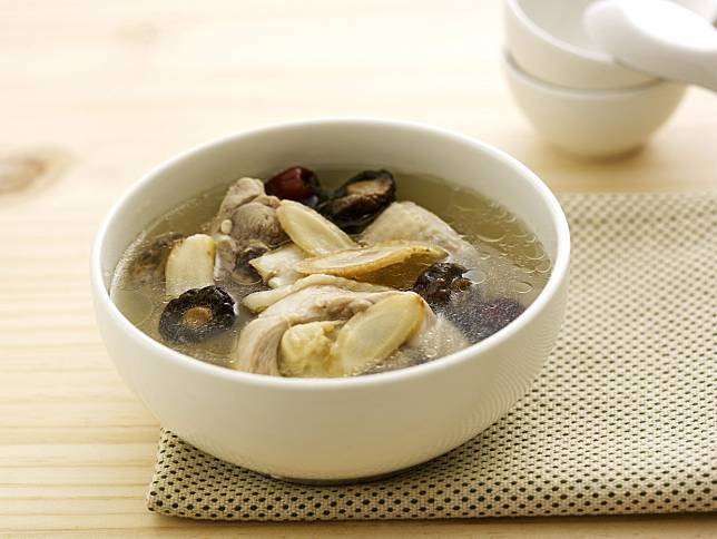 ▲粉光香菇雞湯，熱熱喝，補補身（圖/奧丁丁市集）