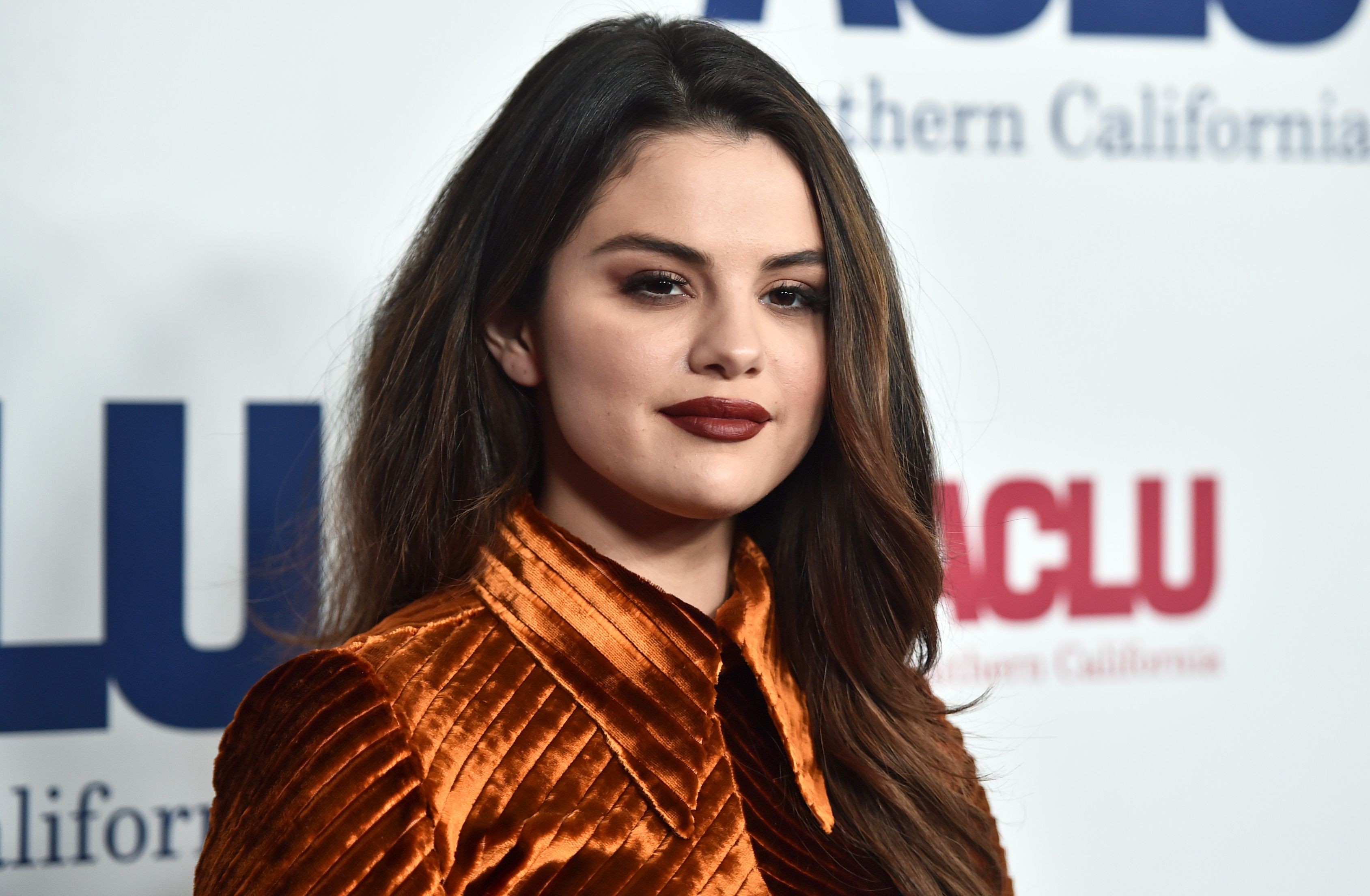 セレーナ ゴメス Facebookのマーク ザッカーバーグにヘイトスピーチ規制を求める