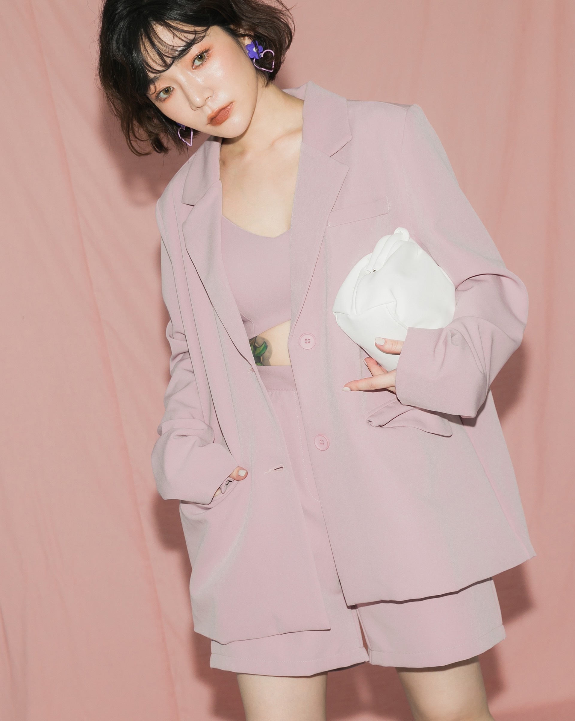 厚挺質感面料/兩側有翻蓋口袋/有內裡/寬鬆版型/附薄墊肩