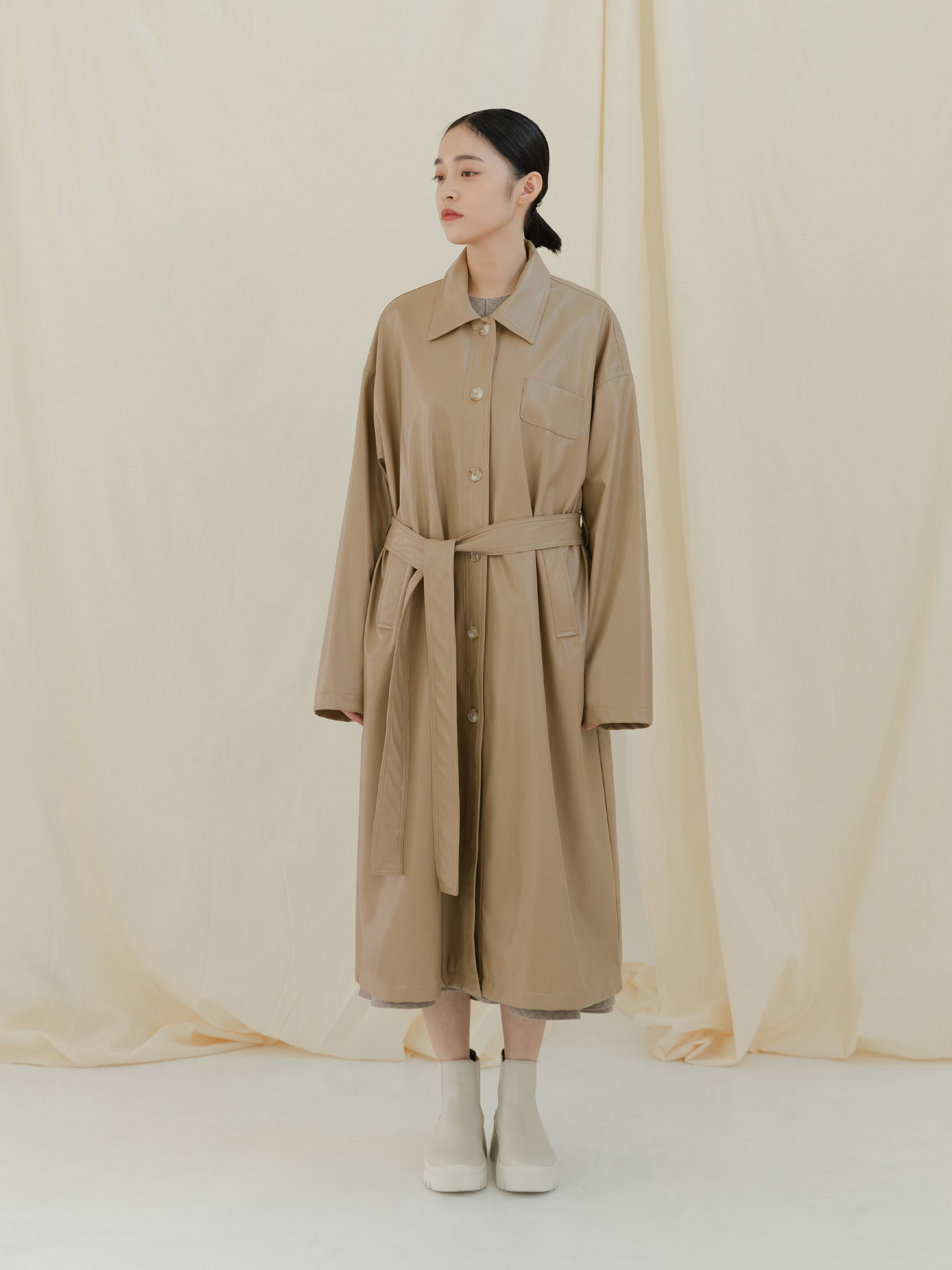 高質感霧光皮革大衣(附綁帶)-mouggan