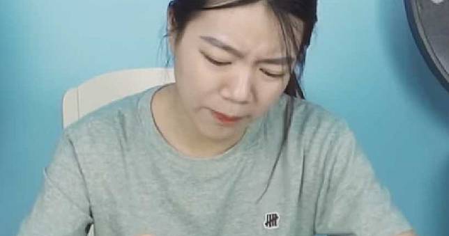 網紅開箱吃蝙蝠！大口咬下「爆漿噴黃汁」　她秒吐出：好苦啊