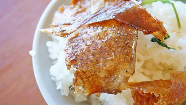 【三芝美食】60年代磚窯雞-皮酥肉嫩便宜又美味的烤雞店，在室內就能看到無敵海景！