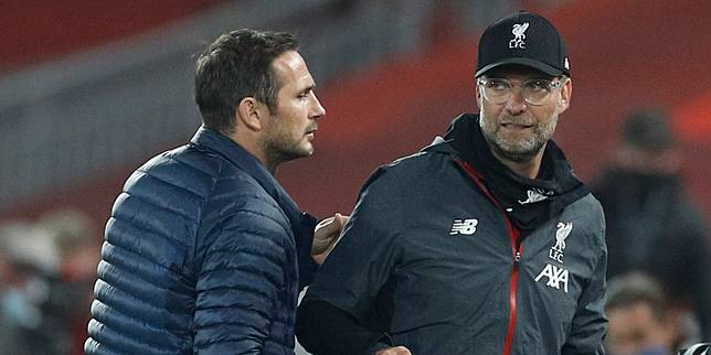 Frank Lampard bersalaman dengan Jurgen Klopp usai laga Liverpool vs Chelsea di Premier League 2019/20. (c) AP Photo