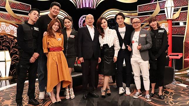韓國瑜上麻辣天后傳節目錄影，被主持人利菁爆料：王少偉想把韓冰。(圖／中天提供)