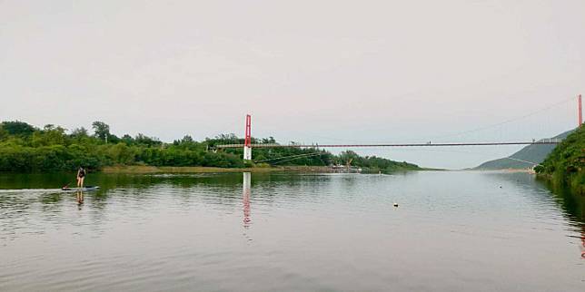 龍門吊橋橫跨雙溪河，是立槳、SUP等水上活動的最佳地點。（圖／讀者提供）