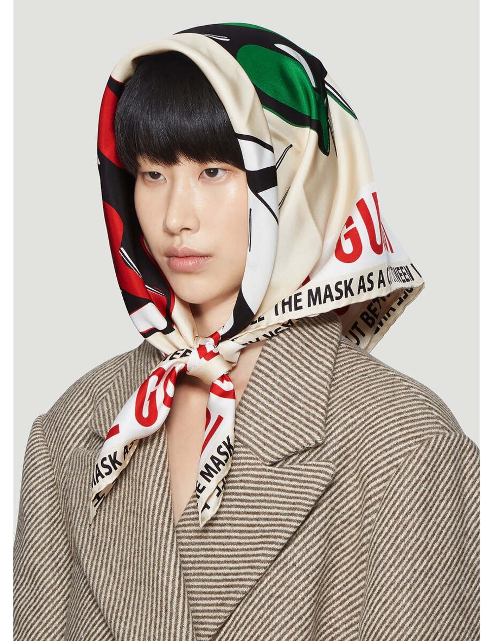 古馳（Gucci）的標誌性比喻-俏皮的細節和醒目的元素-在本季配飾中顯而易見。口罩印花真絲圍巾由絲綢製成，斜紋飾面，具有多面罩和圖形印花。 真絲斜紋里布 多彩多姿的面具和圖形印刷 經典設計 意大利製造
