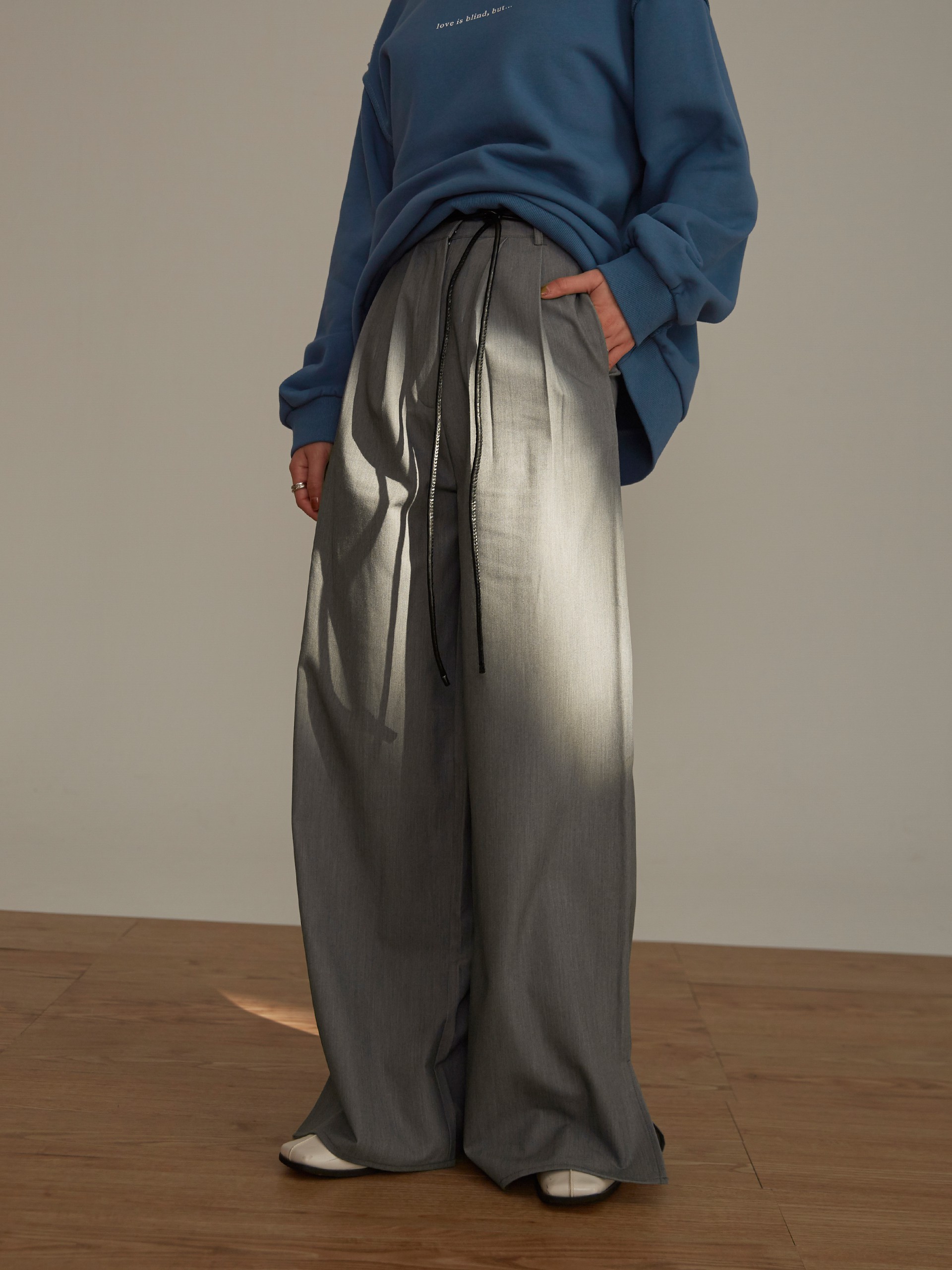 附皮綁繩/側邊有開衩/兩側有口袋/無內裡/腰頭打褶設計