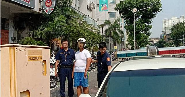 怪男凌晨裸身遛鳥上演空幹秀　店員妹傻眼報警
