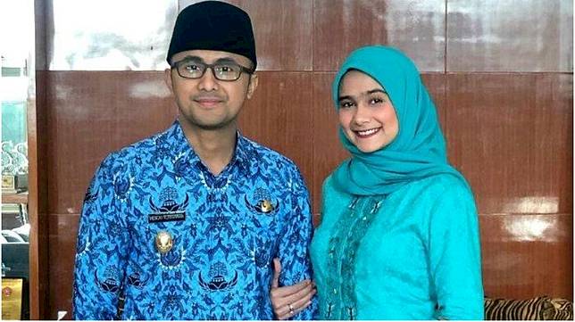 Jadi Ibu-ibu Pejabat, Istri Hengky Kurniawan Selalu Tampil Cantik dan Anggun (Instagram.com/@hengkykurniawan)   Artikel ini telah tayang di Tribunnews.com dengan judul Hengky Kurniawan Buat Sekolah Ibu untuk Kurangi Perceraian, Tsamara: Memang Cerai Selalu karena Ibu?, http://www.tribunnews.com/regional/2018/12/29/hengky-kurniawan-buat-sekolah-ibu-untuk-kurangi-perceraian-tsamara-memang-cerai-selalu-karena-ibu.  Editor: widi henaldi