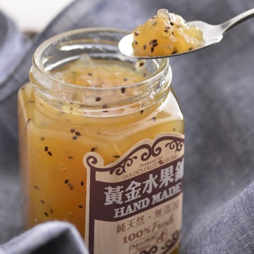 【商品特色】 堅持以最天然的水果原味、低糖量慢火熬煮，將天然水果香及原味保留在瓶中，每一口都能像似吃到新鮮水果一樣，讓吃果醬也可以很健康、時尚。(無添加色素、香精、香料、果膠、檸檬酸….。減糖、低糖比