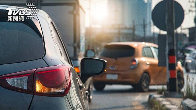 汽車右轉都必須先到最外側車道才可以右轉。（示意圖／shutterstock達志影像）