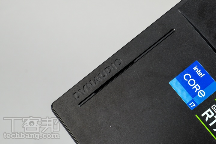 合作 Dynaudio 所搭載的前置掌托喇叭，讓 Stealth GS66 擁有出乎意料之外的音效體驗，尤其遊戲中的表現相當不錯，定位精確且渾厚深沉。