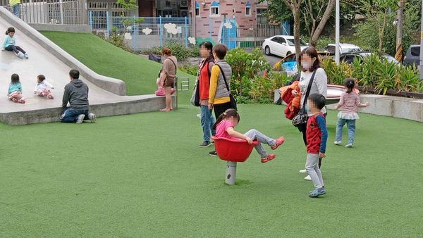 【台北景點】白雲公園-小孩愛不釋手，三種不同類型溜滑梯及多種盪鞦韆的特色公園