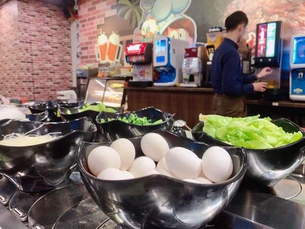 「台中西屯美食」台中火鍋燒烤吃到飽/謝師宴/團體聚餐推薦-燒烤與旋轉火鍋完美結合，打卡送芭比娃娃肉品－九牛一鍋燒烤吃到飽直擊分享