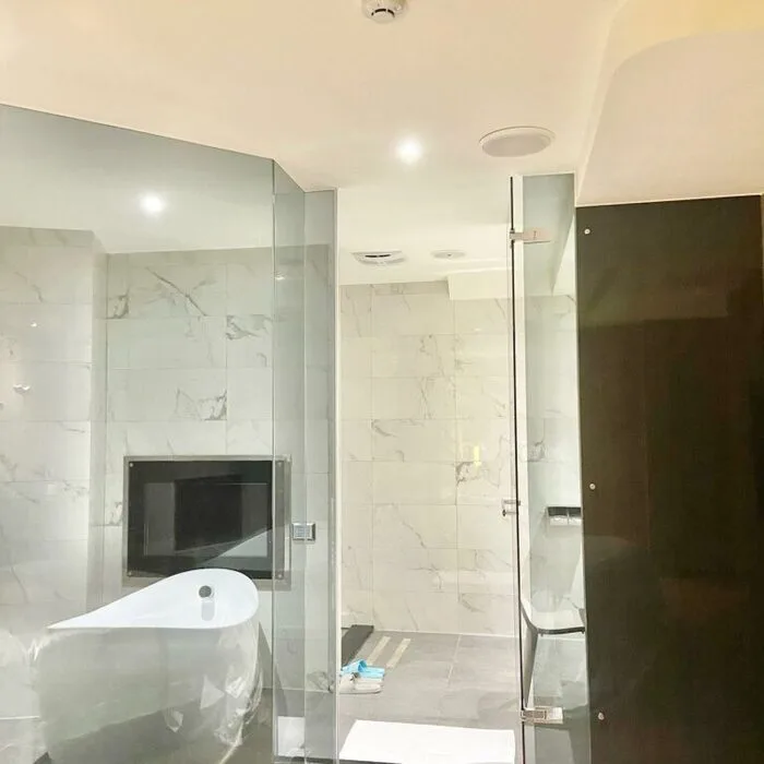 精緻、質感超好、villa等級的江月行館這間台北汽車旅館，被不少情侶視為必須體驗的頂級台北motel，雖然位於三重，但過個橋就直達北市中心，距離西門紅樓、華西街觀光夜市都不到 5 公里，交通超方便，也是不少外縣市朋友情人旅遊玩台北、找台北汽車旅館休息的首選。這間台北情趣旅館獨立車庫、按摩浴缸當然都有，連浴室地板都貼心加熱，如此舒適的住宿體驗，怎能不推！