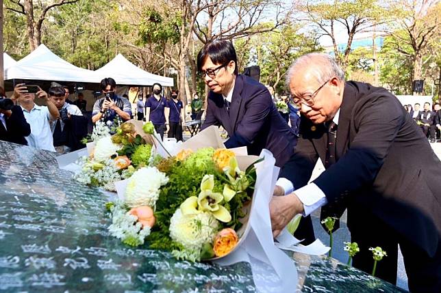 受難者家屬王文宏（右）表示，高雄市歷史博物館，就是他爸爸王平水被槍殺的地方，（預計4月完成不義遺址標示），建議在高雄中學、高雄火車站、過去的林德官公墓、高雄市壽山要塞司令部外等屠殺無辜地點也能標示為不義遺址。 圖：高雄市政府提供