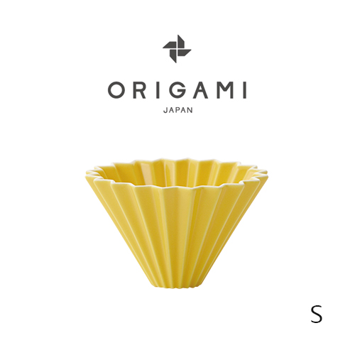 不同於傳統常見的「扇形」濾杯，ORIGAMI 的特點是漂亮的「圓錐形」，底部一個大出水孔。瓷器的熱傳導率高，非常適合悶蒸，圓錐型構造讓咖啡粉在熱水中浸泡的時間拉長，咖啡粉膨脹，帶出咖啡中的濃郁芳香因子