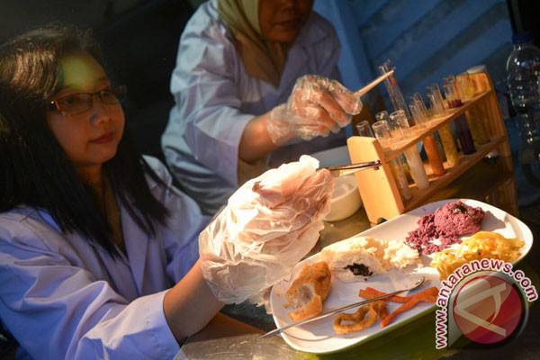 Dokumentasi petugas Dinas Ketahanan Pangan Jawa Timur menguji sampel beberapa makanan dari pedagang di dalam mobil laboratorium keliling saat sidak jajanan buka puasa di Sidoarjo, Jawa Timur, Senin (20/6/2016). Ditemukan beberapa makanan mengandung pengawet, pewarna tekstil Rhodamin B, Methanyl Yellow & boraks. (ANTARA FOTO/Umarul Faruq)