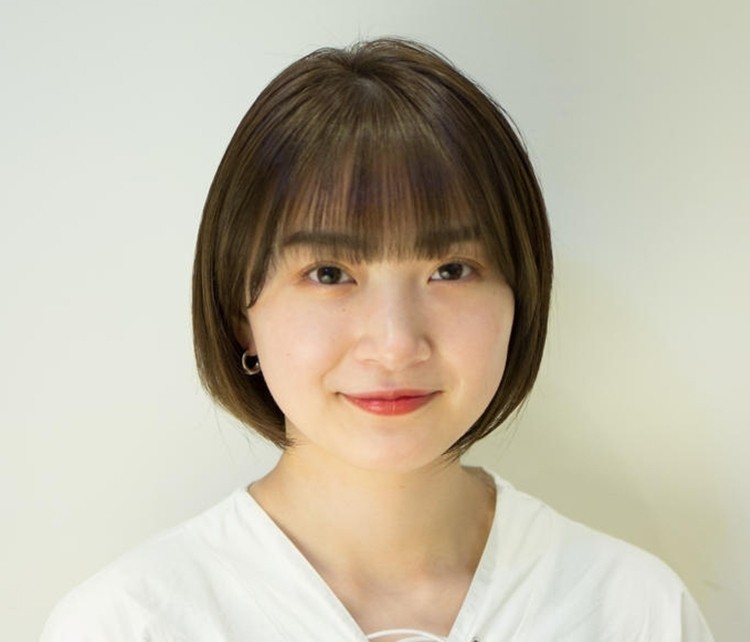 ショートボブ 30代 40代大人の髪型 夏のおすすめヘアカラー 透け感グレーべージュ Baila News