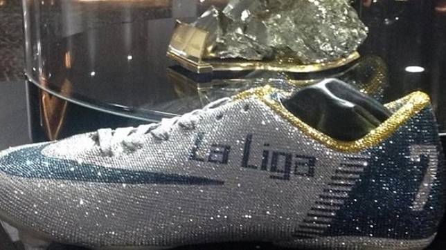 Sepatu Ronaldo Berhias Kristal Swarovski dan Berlian Asli