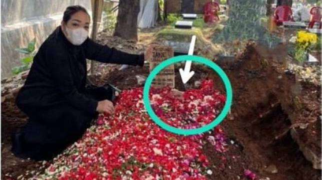 Viral foto tangan muncul dari kuburan Jane Shalimar. (@nenk_update)