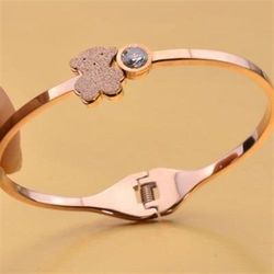 ◎玫瑰金純銀手環鑲鑽手鍊|◎水晶、鑲鑽、珍珠、貓眼石|◎生日禮物、情人節禮物品牌定位:流行品牌品牌:米蘭精品適用性別:女生尺寸:手環內直徑5.8cm面寬1.2cm材質:925純銀材質說明:國際標準優質