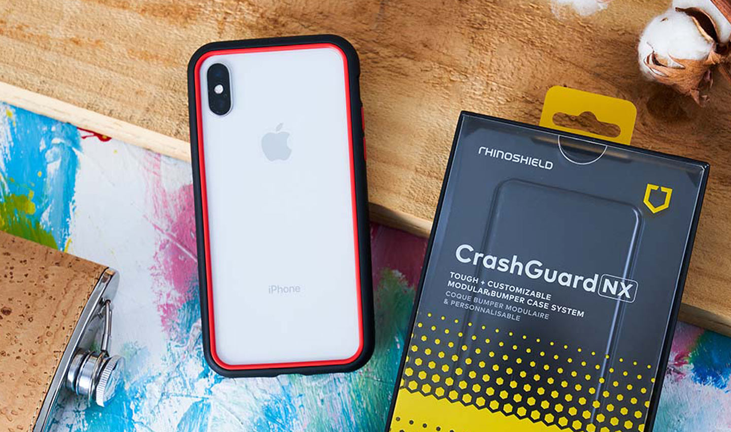 實際安裝上 CrashGuard NX 的樣子，因為是邊框為主的防護方式，因此 iPhone 美美的機背可以被完整露出。