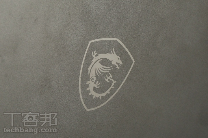 整體低調的 Stealth GS66，於上蓋壓印了 MSI 的招牌龍魂 Logo，雖然不會發光但仍略顯霸氣，材質手感好但易沾指紋是小小缺點。
