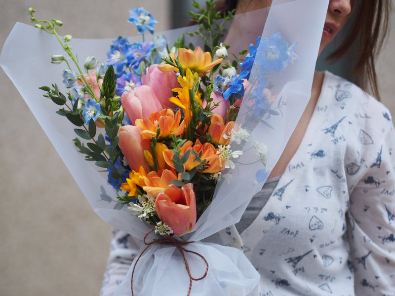 挑選七種色彩的花卉做搭配，可加購乾燥花卡代寫傳達文字 。 （參考尺寸：高約50公分、長寬各約40公分） （附加配件：包裝、鮮花水袋、花提袋）（鮮花需機車專人快遞送達）