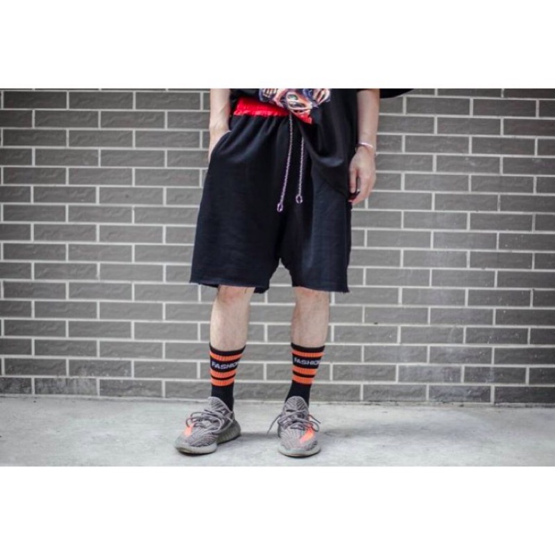 升級商城同慶，限時特拍回饋即日起至1/31日止，全館9折回饋(原特價商品除外)F.K本週新品消息，一款低檔剪裁棉質短褲上架，及膝的長度與寬垮的褲檔，絕對是搭配F.K oversize上衣的利器，多處金