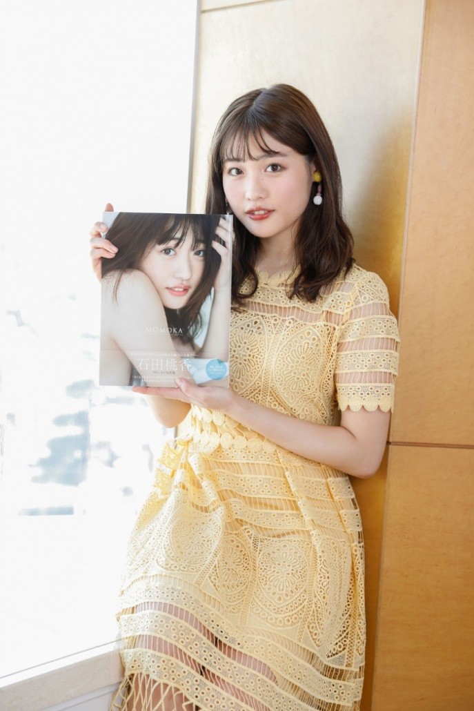 石田桃香 ファースト写真『MOMOKA』(直筆サイン入り)＋DVD