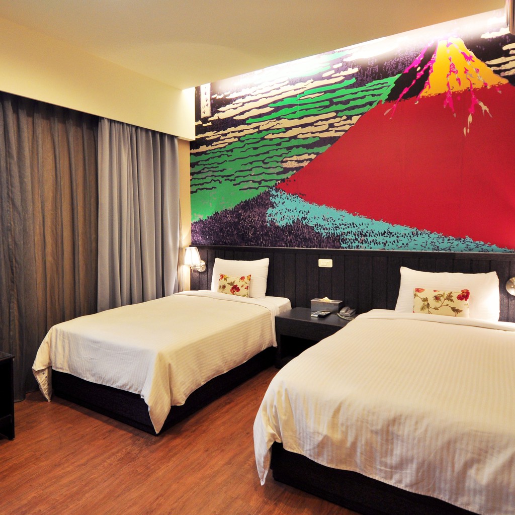 泡湯歷史全台灣最悠久，日據時代就已探勘，找到最優質溫泉水來源(源頭)，並開發完成， 保證全台灣最優質最純正溫泉水，四重溪唯一選擇，唯一100%原湯純正溫泉水，溫泉水原最充足，最乾淨。 資賀3人房住宿一