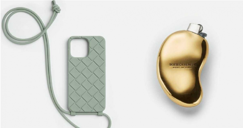 Bottega Veneta IPHONE 14 PRO MAX 掛繩橡膠手機殼 $8800；Bottega Veneta造型打火機 $27600（圖／品牌提供）