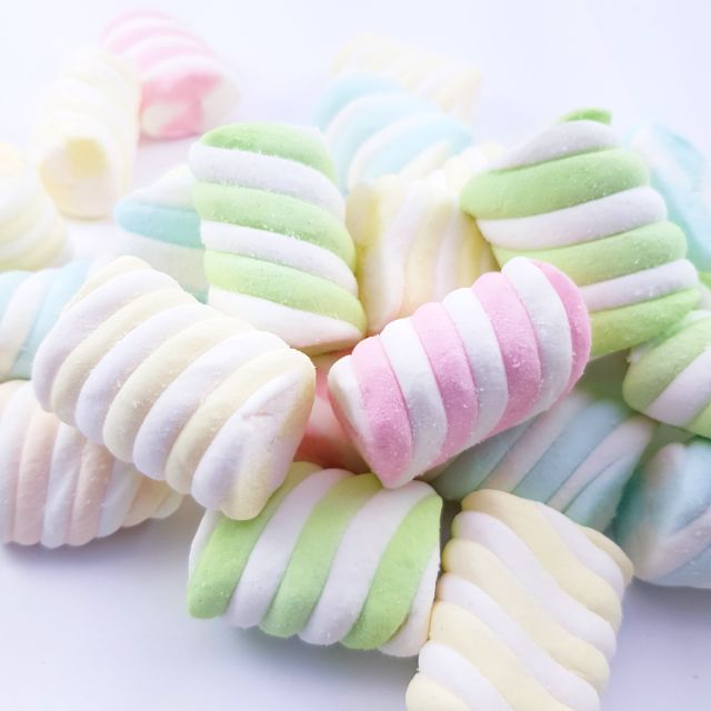 “在夢幻的天堂裡，少女與彩帶共舞，展現華麗的華爾滋。”#棉花糖 源自古埃及祭祀時才有機會享用的特殊甜點，像棉花 純白又細緻的觸覺，加上軟糖般Ｑ彈軟嫩的特殊口感，帶點 #香草 氣息的棉花糖一直是少女們的