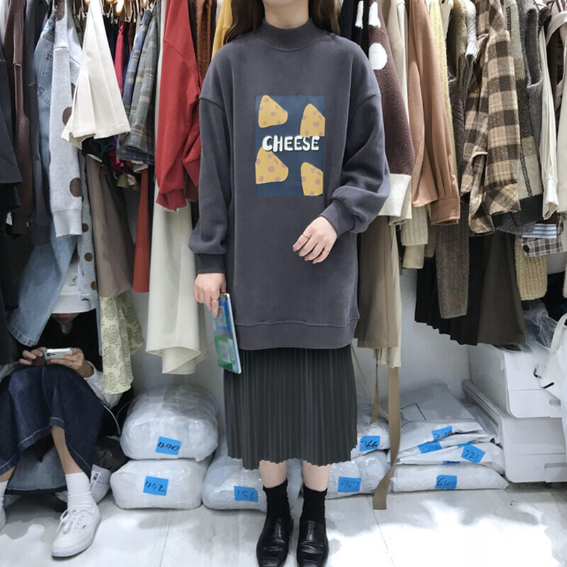 寬鬆的版型 內搭打底也木有問題 下擺拼接百褶裙更顯立體層次感 還有甜美少女feel 天氣稍微冷的時候搭件外套也是狠不錯的哦 秋冬的吸睛寶典非這件衛衣莫屬 搭配上各種休閒褲半身裙都OK 其他特殊注意事項