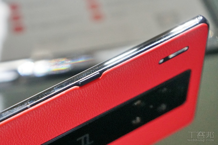 機身僅保留一顆實體電源鍵，音量鍵改為側邊螢幕虛擬音量鍵。