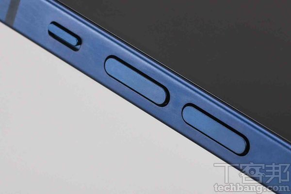 機身兩邊的按鍵配置沒有太大的改變，但邊框改為平面式設計，與之的圓弧設計不同。