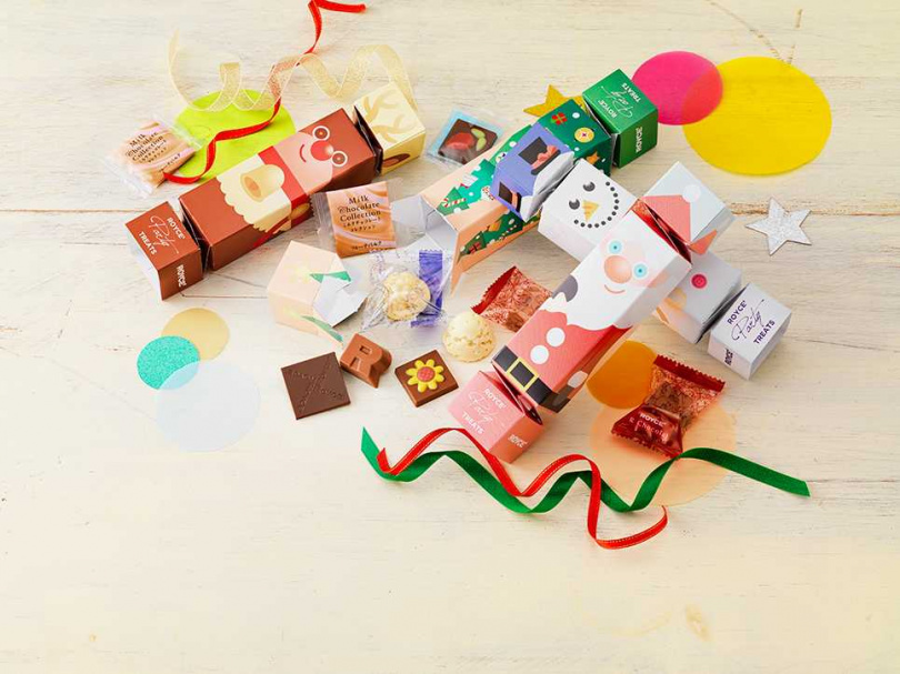 另外源自英國傳統習俗「聖誕拉炮巧克力組」，為一組共4條長得像大型水果糖的紙筒，可邀約親友兩人各拉一邊拉開拉炮，拉到較大一邊的人即獲可得拉炮裡的巧克力，在聖誕佳節與親友相聚更有互動趣味性。