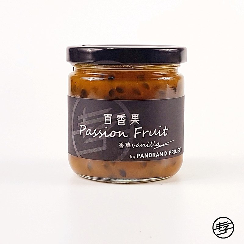 產自台灣的百香果，高達64%的水果含量，加上天然的馬達加斯加香草筴一起熬制。在百香果籽的口感中，先感受百香果鮮明且強烈的果酸，再由香草帶出一股溫潤圓融的甜美，化在口中層次豐富且平衡。 **季節限定
