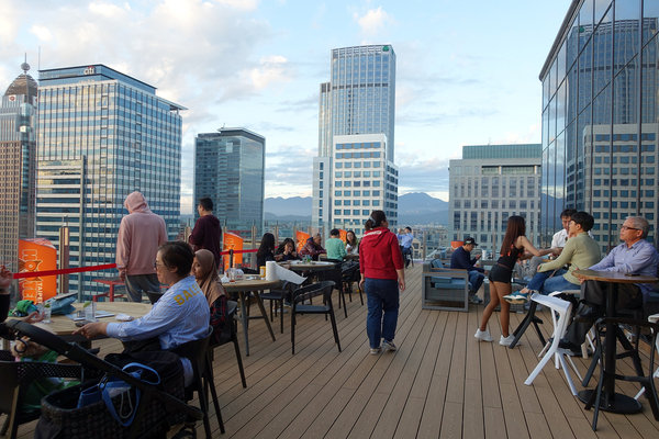 Hooters信義店-遠百信義A13餐廳推薦，HOOTERS美式餐廳大遠百14樓信義店，近看101及百萬級景觀的遠百深夜食堂，遠百信義A13聚餐餐廳