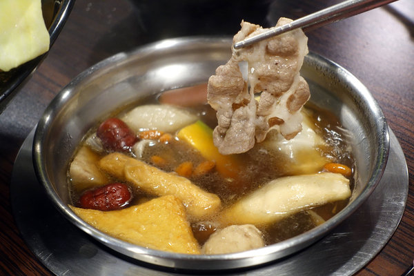 三重蘆洲火鍋推薦-魏大爺火鍋店，捷運三民高中站鍋物套餐，蘆洲個人火鍋，蘆洲親子餐廳，大份量肉盤，可客製化選餐的蘆洲火鍋推薦 