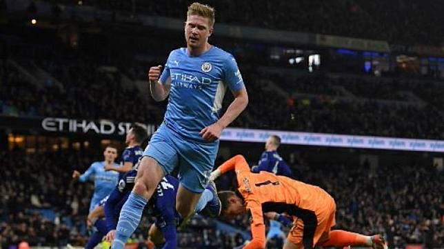 Gelandang Manchester City Kevin De Bruyne, merayakan golnya ke gawang Leeds United pada pertandingan sepak bola Liga Premier Inggris di Stadion Etihad di Manchester, pada 14 Desember 2021.
 Paul ELLIS / AFP