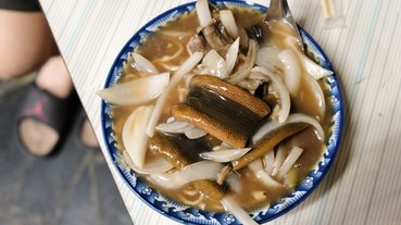 進福炒鱔魚專家 乾炒鱔魚意麵一份 $200，鱔魚多到滿出來，在地飄香40年