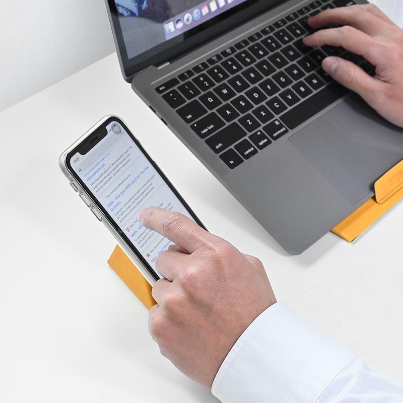 產品特色 獨特磁吸設計，一秒摺疊好上手 體積小輕薄，好攜帶不佔空間 質感材質，比起一般塑膠製品，堅韌穩固又親膚 多款顏色選擇，簡單有趣自由選 筆電支架： 輕薄雙全，2mm，132g，和筆電放在一起，辦