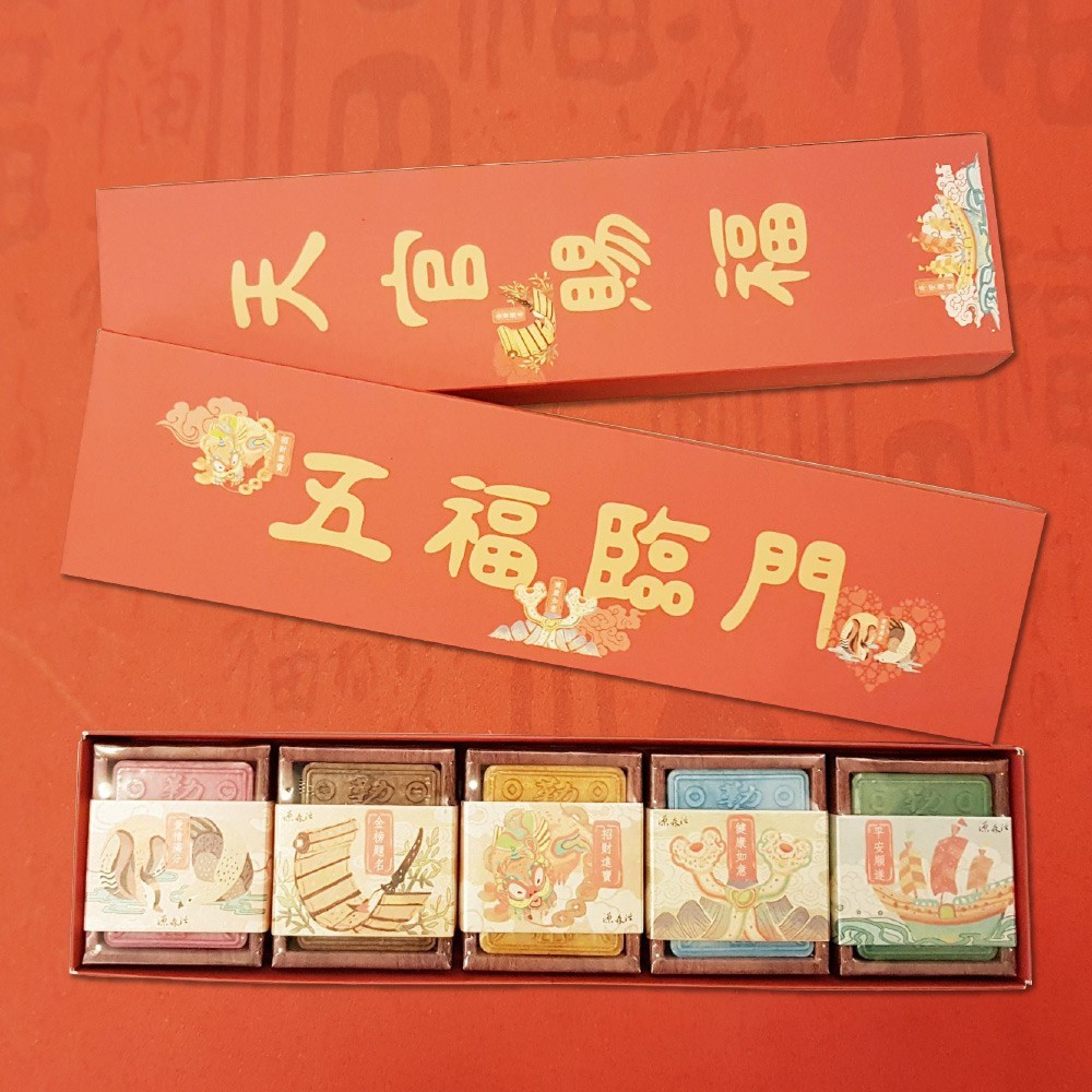 平安順遂: 芙蓉、抹草、香茅、艾草，去晦氣保平安。寶葫蘆紋，意指福祿壽喜。 招財進寶: 取沈香味穩重踏實，耐人尋味，金黃珠光彩，古銅錢紋，表榮華富貴。 金榜題名: 沈香、茶香、檀木香，清雅書香，樸實穩