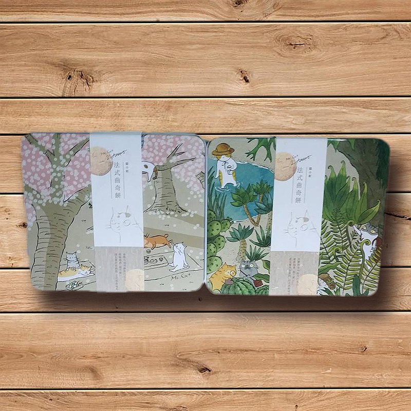 內含商品有 1.貓小姐插畫圖案鐵盒曲奇餅乾2盒 2.九份山城電競等級滑鼠墊1個 3.隨機精選狗狗圖案手工吊飾1個 4.隨機精選貓咪木雕1個 5.御用筆記本1本