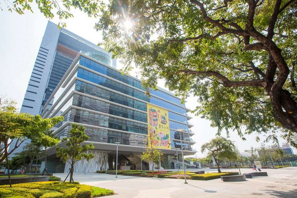 位於新光路這座8層樓高的新總館外方內圓，樓板面積高達37,233平方公尺，建構出館中有樹、樹中有館的開放寬敞友善空間。(圖片提供/高雄市政府觀光局)