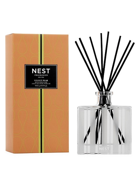 This mellow scent blends Anjou pear and crisp apple with lemon and hints of peony accented with whit