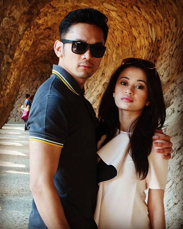 10 Potret Mesra Keluarga Angie 'Virgin' yang Kini Tinggal di Inggris