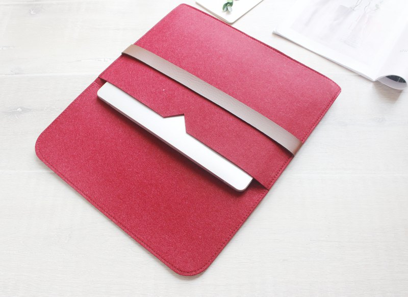 沒有複雜的線條奢華的外表，每一針一線，都是我們的一份心意。 在追求機簡和保護生態環境的驅動下，我們遠離矽膠和塑料，相反採用更有機的材料，讓每一個產品都有自己的獨特紋理和質感。